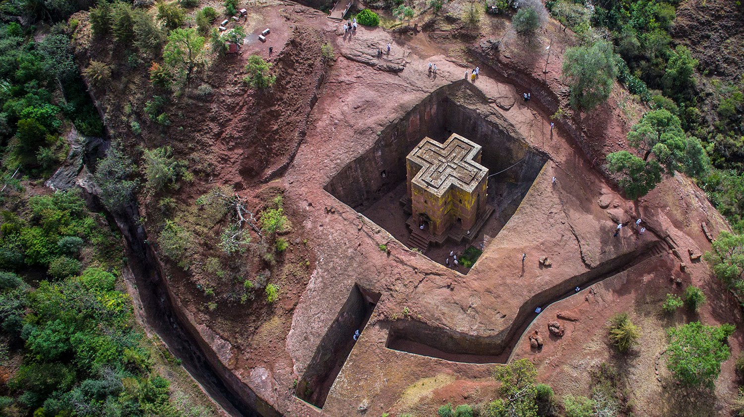 11Lalibela-la-chiesa-ipogea-di-San-Giorgio-vista-dallalto